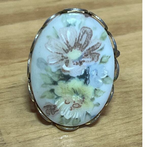 Vintage Women's Oval Floral Flower Ring. Braded Band. hand painted stone?? - Picture 6 of 9